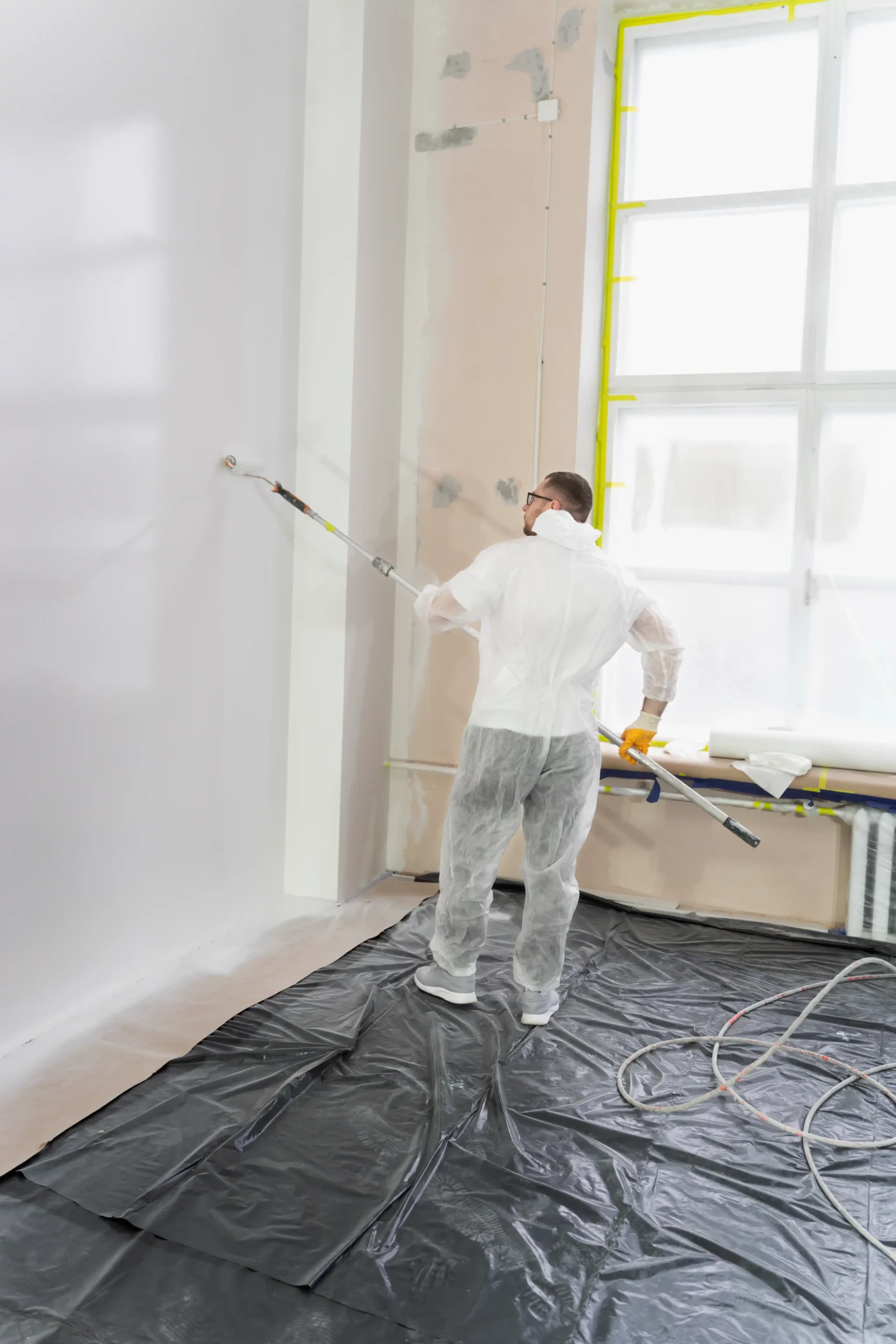 Peintre appliquant une peinture UNIKALO à Caen - DELO RENOV HABITAT